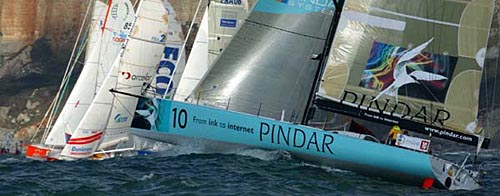 Pindar a pris le meilleur départ, bâbord amurre, devant les autres Open 60.